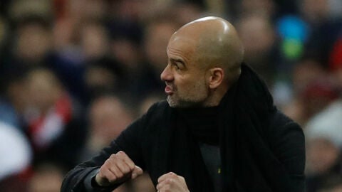 Guardiola da indicaciones a sus jugadores