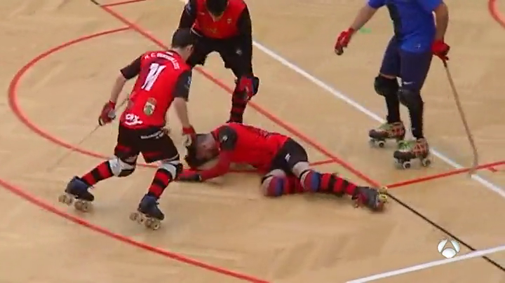 Un jugador de hockey agrede brutalmente a un rival con el stick Un jugador de hockey agrede brutalmente a un rival con el stick