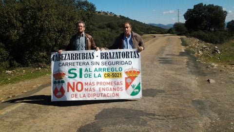 Los alcaldes de Brazatortas y Cabezarrubias del Puerto portando la pancarta reivindicativa