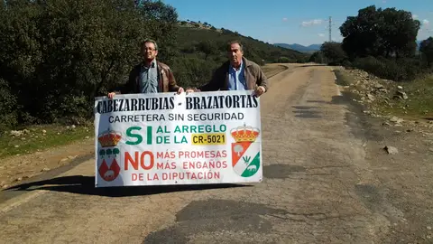 Los alcaldes de Brazatortas y Cabezarrubias del Puerto portando la pancarta reivindicativa Los alcaldes de Brazatortas y Cabezarrubias del Puerto portando la pancarta reivindicativa