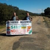 Los alcaldes de Brazatortas y Cabezarrubias del Puerto portando la pancarta reivindicativa