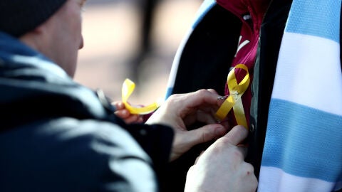 CDR repartiendo lazos amarillos en Wembley