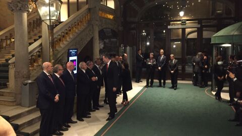 El Rey llega a la recepci&oacute;n del Mobile World Congress