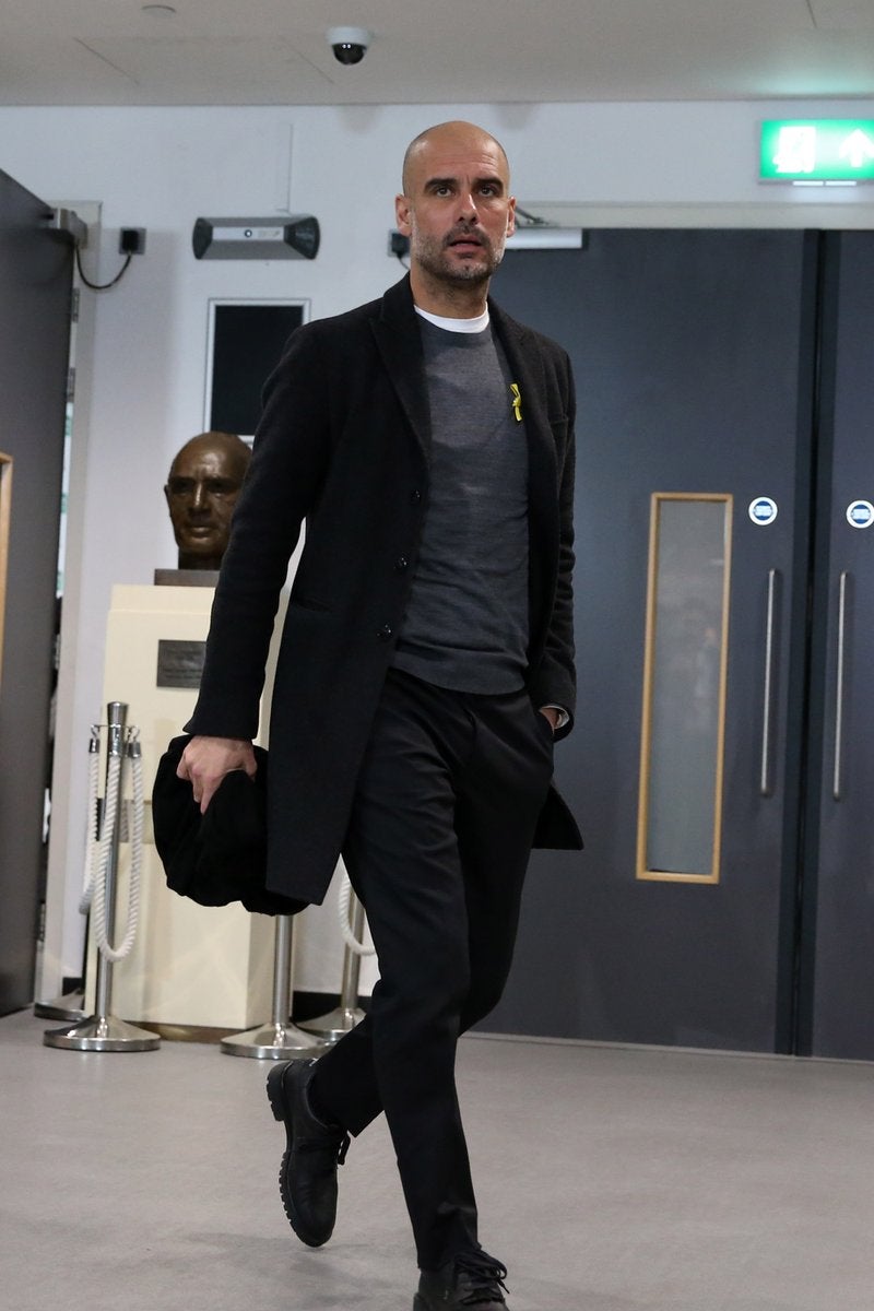 Guardiola desafía a la Federación Inglesa y luce el lazo amarillo en Wembley Guardiola desafía a la Federación Inglesa y luce el lazo amarillo en Wembley