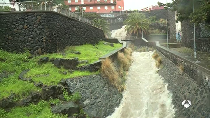 Siete turistas alemanes quedan atrapados por el temporal en una playa de Tenerife Siete turistas alemanes quedan atrapados por el temporal en una playa de Tenerife