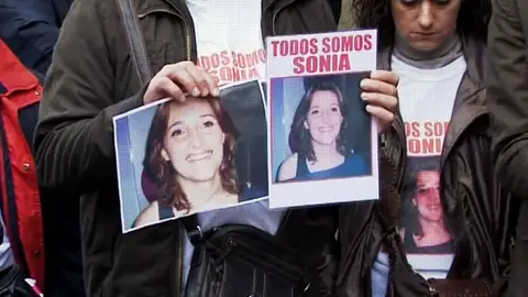Cartel de la búsqueda de Sonia Iglesias Sonia Iglesias acudió a una asociación de mujeres maltratadas antes de desaparecer y afirmó que Julio Araujo la amenazó con un arma de fuego