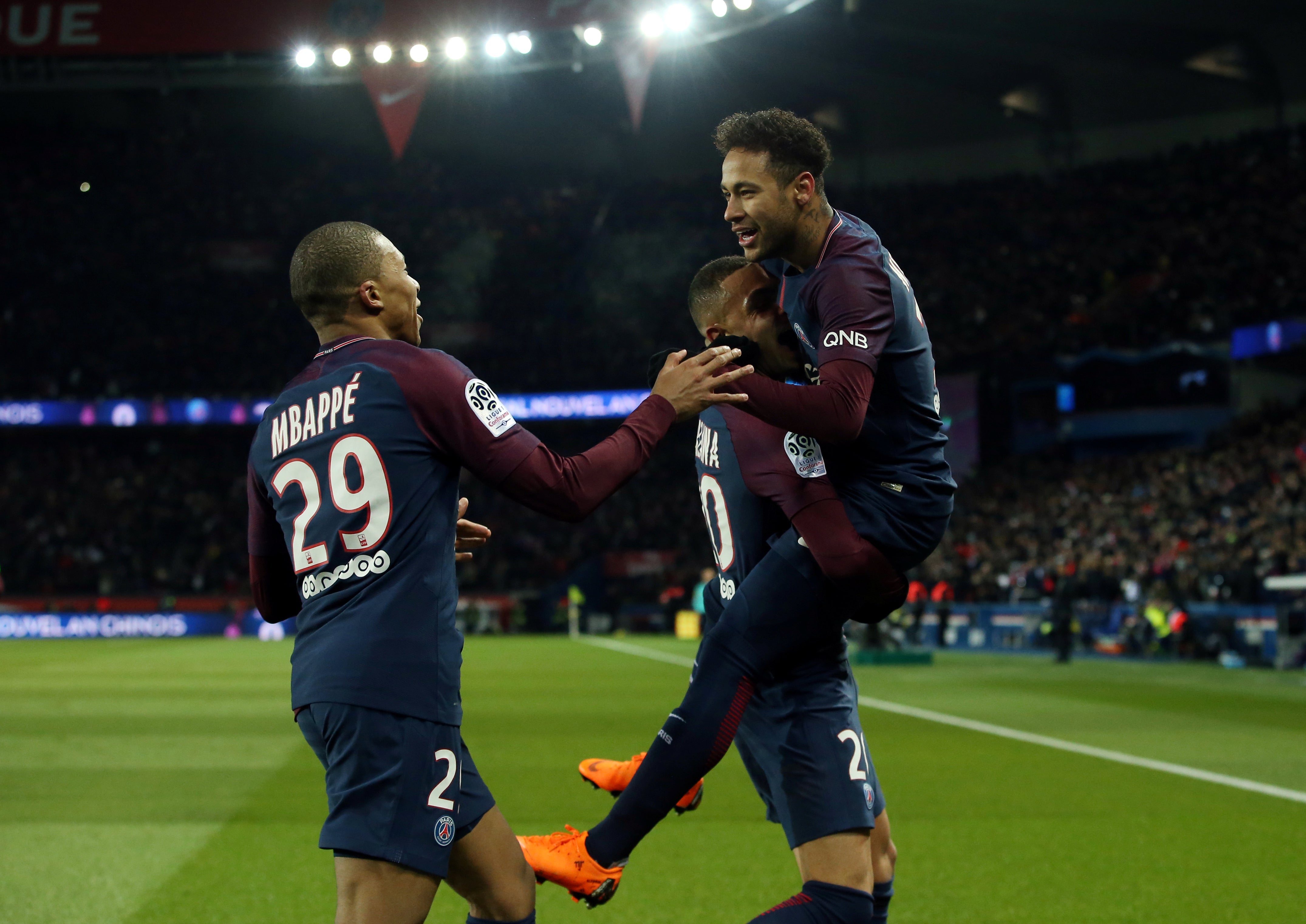 El PSG golea al Marsella en el clásico francés pero Neymar se lesiona del tobillo El PSG golea al Marsella en el clásico francés pero Neymar se lesiona del tobillo