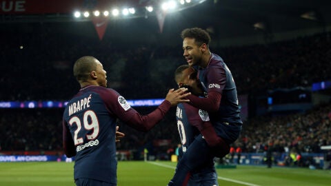 Mbapp&eacute;, Neymar y Kurzawa celebran un gol ante el Olympique de Marsella