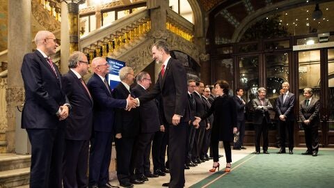 El Rey Felipe VI saluda al consejero delegado de la asociaci&oacute;n GSMA