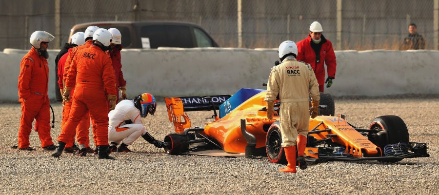 Fernando Alonso observa su McLaren tras el accidente en Montmeló Fernando Alonso observa su McLaren tras el accidente en Montmeló