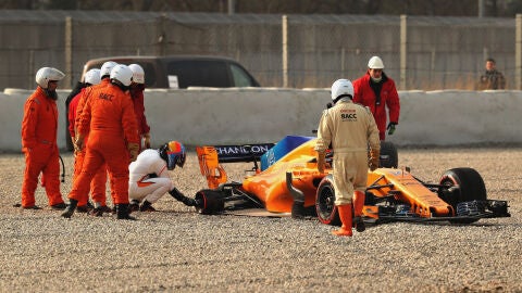 Fernando Alonso observa su McLaren tras el accidente en Montmel&oacute;