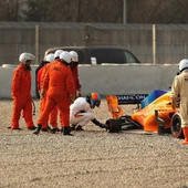 Fernando Alonso observa su McLaren tras el accidente en Montmeló Fernando Alonso observa su McLaren tras el accidente en Montmeló