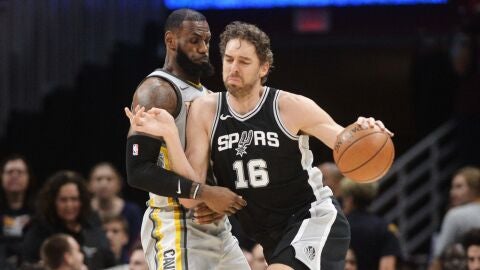 Pau Gasol, defendido por LeBron James