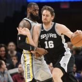 Pau Gasol, defendido por LeBron James