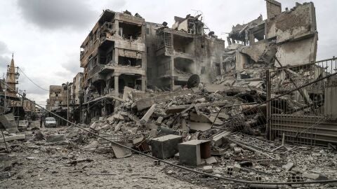 Vista de la calle y edificios en ruinas despu&eacute;s de varios bombardeos, en Duma, feudo rebelde de Guta Oriental 