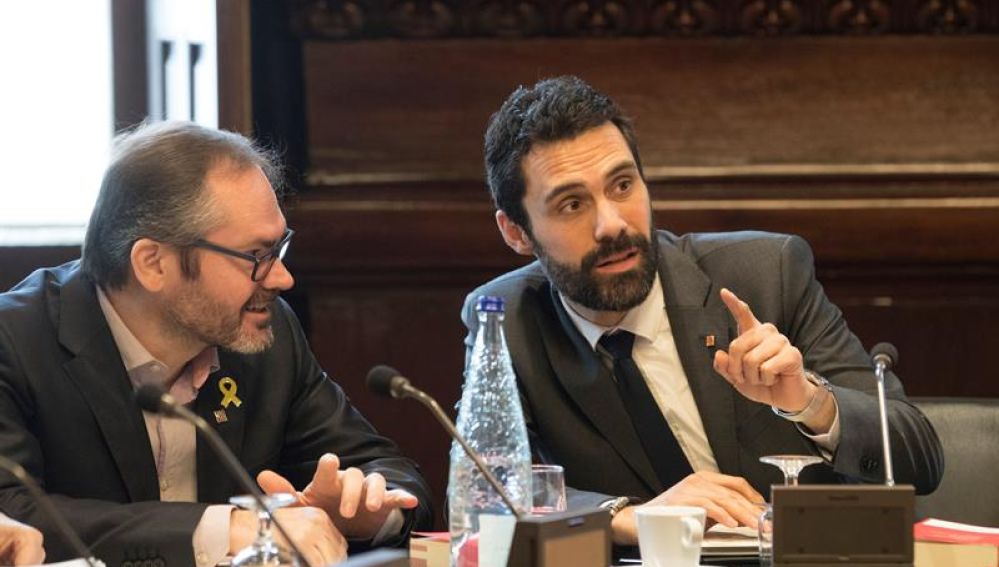 El presidente del Parlament, Roger Torrent, junto al vicepresidente primero, Josep Costa