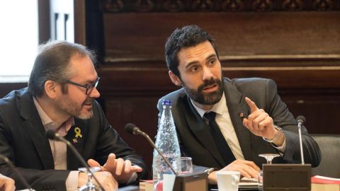 El presidente del Parlament, Roger Torrent, junto al vicepresidente primero, Josep Costa