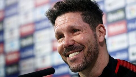 Simeone sonr&iacute;e en la rueda de prensa