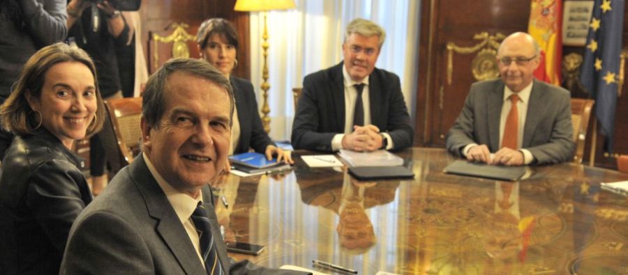 El presidente de la FEMP, Abel Caballero, con el Ministro de Hacienda, Cristóbal Montoro El presidente de la FEMP, Abel Caballero, con el Ministro de Hacienda, Cristóbal Montoro