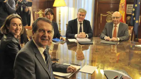 El presidente de la FEMP, Abel Caballero, con el Ministro de Hacienda, Cristóbal Montoro El presidente de la FEMP, Abel Caballero, con el Ministro de Hacienda, Cristóbal Montoro