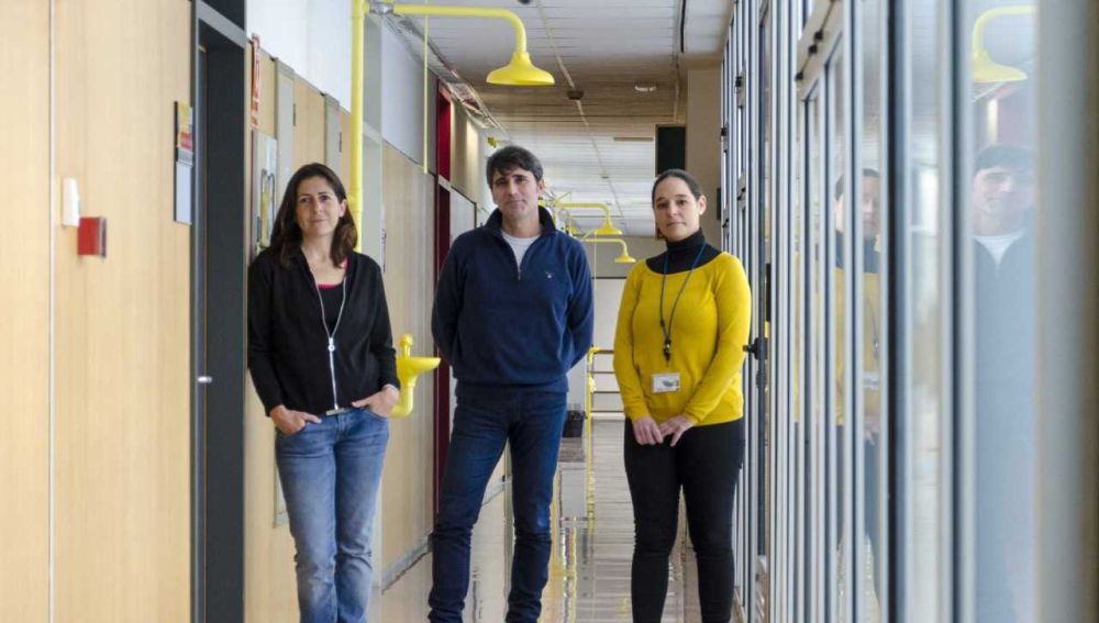 Las científicas Inmaculada Cuchillo y Trinidad Mata junto a Javier Sáez