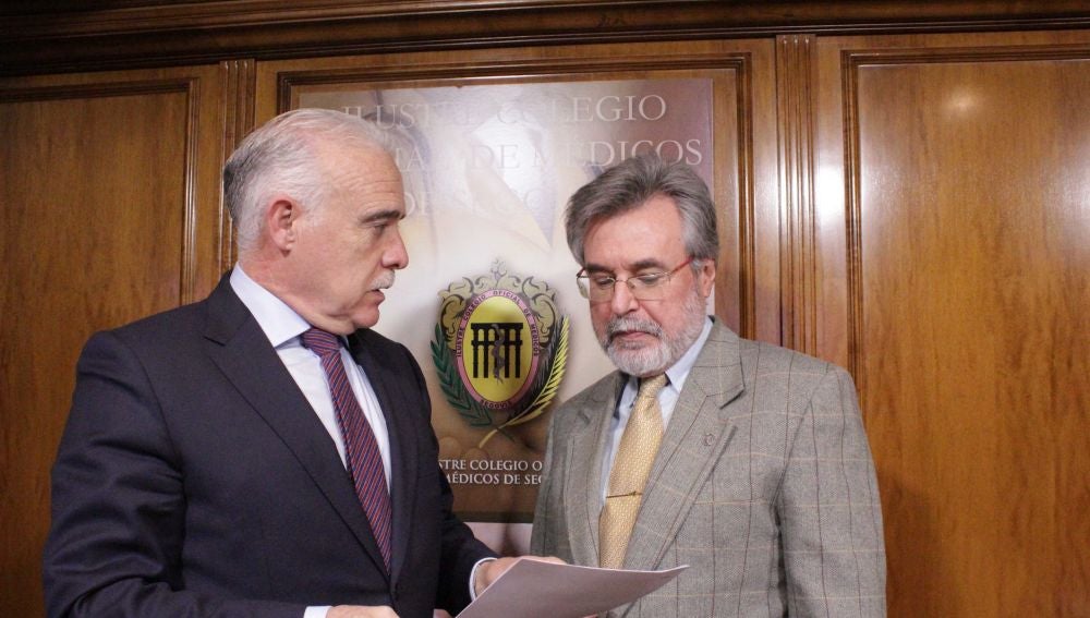 El presidente del Colegio de Médicos de Segovia, Enrique Guilabert, junto al presidente del Comité deontológico de Segovia, Bernardo Casanova.