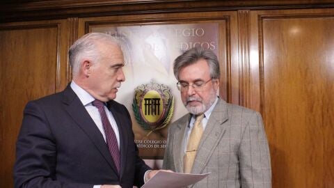El presidente del Colegio de M&eacute;dicos de Segovia, Enrique Guilabert, junto al presidente del Comit&eacute; deontol&oacute;gico de Segovia, Bernardo Casanova