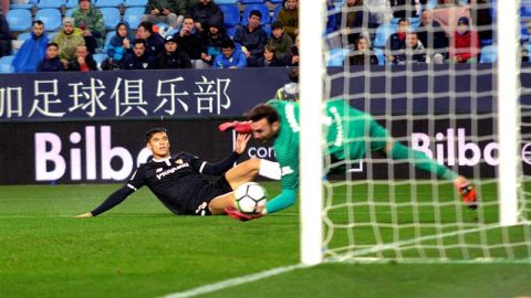 Correa marca un gol ante la mirada de Roberto. 