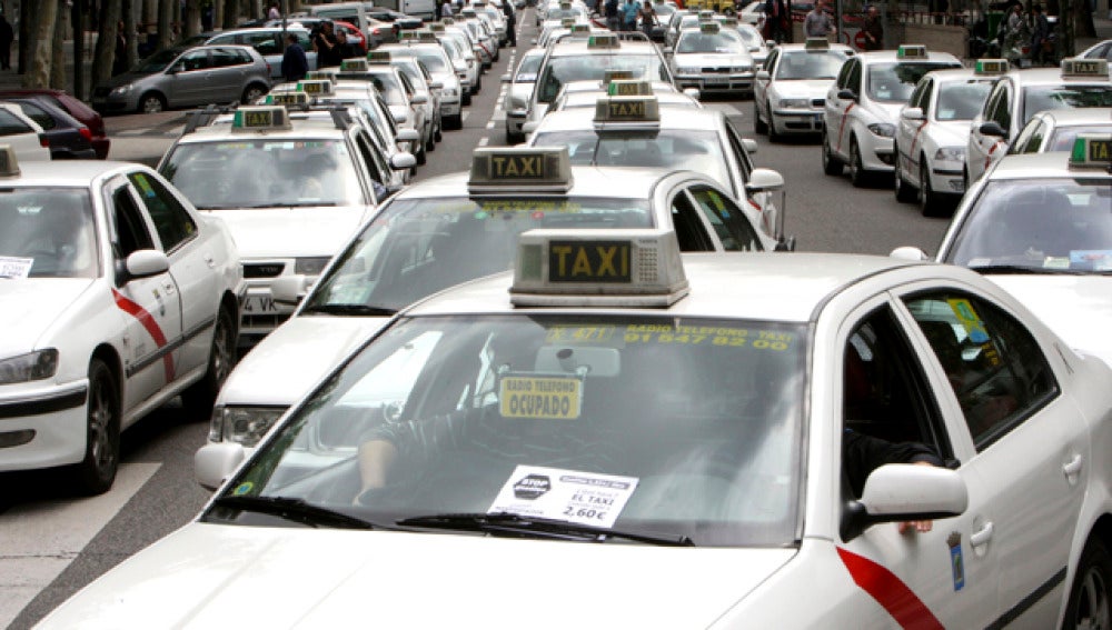 La Brújula de la economía: El Gobierno limita las licencias VTC para blindar al taxi La Brújula de la economía: El Gobierno limita las licencias VTC para blindar al taxi