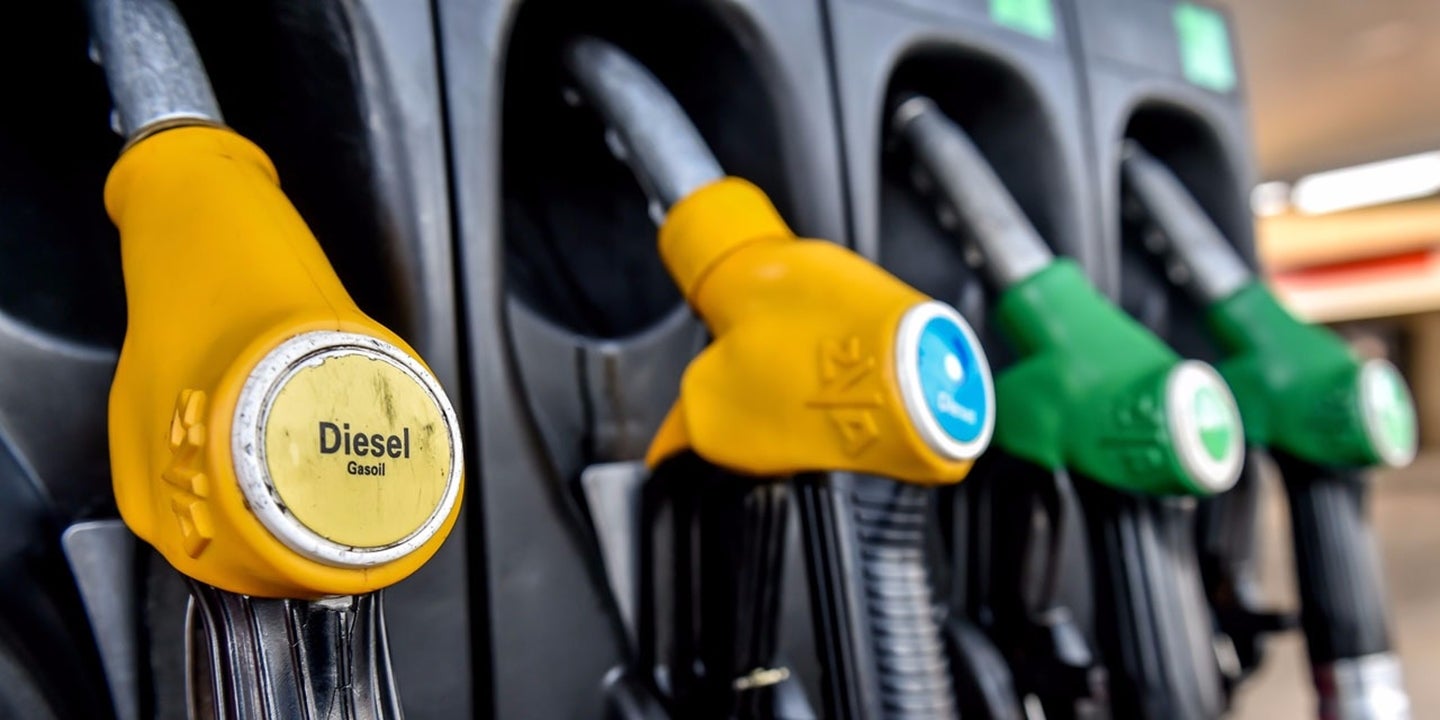 El Gobierno estudia subir los impuestos al gasoil y la gasolina como parte de la reforma de la financiación autonómica El Gobierno estudia subir los impuestos al gasoil y la gasolina como parte de la reforma de la financiación autonómica