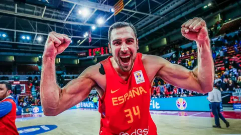 Pablo Aguilar celebra la victoria de la Selección Española de Baloncesto Pablo Aguilar celebra la victoria de la Selección Española de Baloncesto