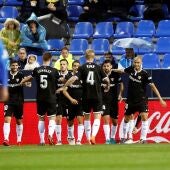 Los jugadores del Sevilla celebran el gol de Correa