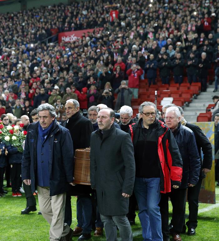 El párraco del Sporting: "Ha sido un día triste pero hemos despedido a Quini como se merecía, con muchísima gente" El párraco del Sporting: "Ha sido un día triste pero hemos despedido a Quini como se merecía, con muchísima gente"