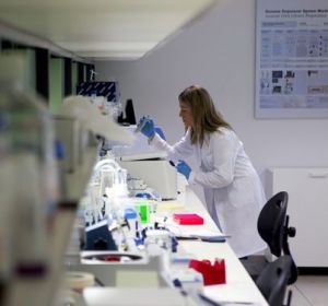 Una mujer investiga en un laboratorio Una mujer investiga en un laboratorio