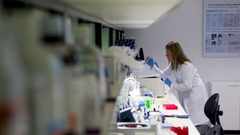 Una mujer investiga en un laboratorio