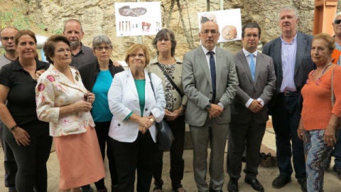 Miembros de la Asociaci&oacute;n de Memoria Hist&oacute;rica de Arucas con el pte. del Cabildo de Gran Canaria Antonio Morales