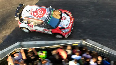 Un coche de rally, en acción Un coche de rally, en acción