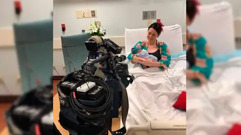 Cassiday, una presentadora de radio que decidió dar a luz a su bebé en directo, mientras trabajaba Cassiday, una presentadora de radio que decidió dar a luz a su bebé en directo, mientras trabajaba