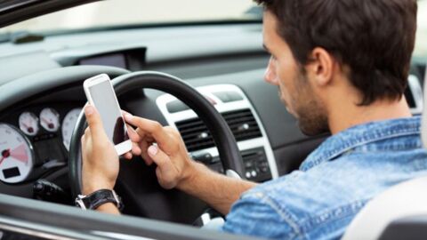 Utilizar el m&oacute;vil al volante de un coche