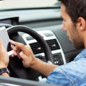 Utilizar el móvil al volante de un coche