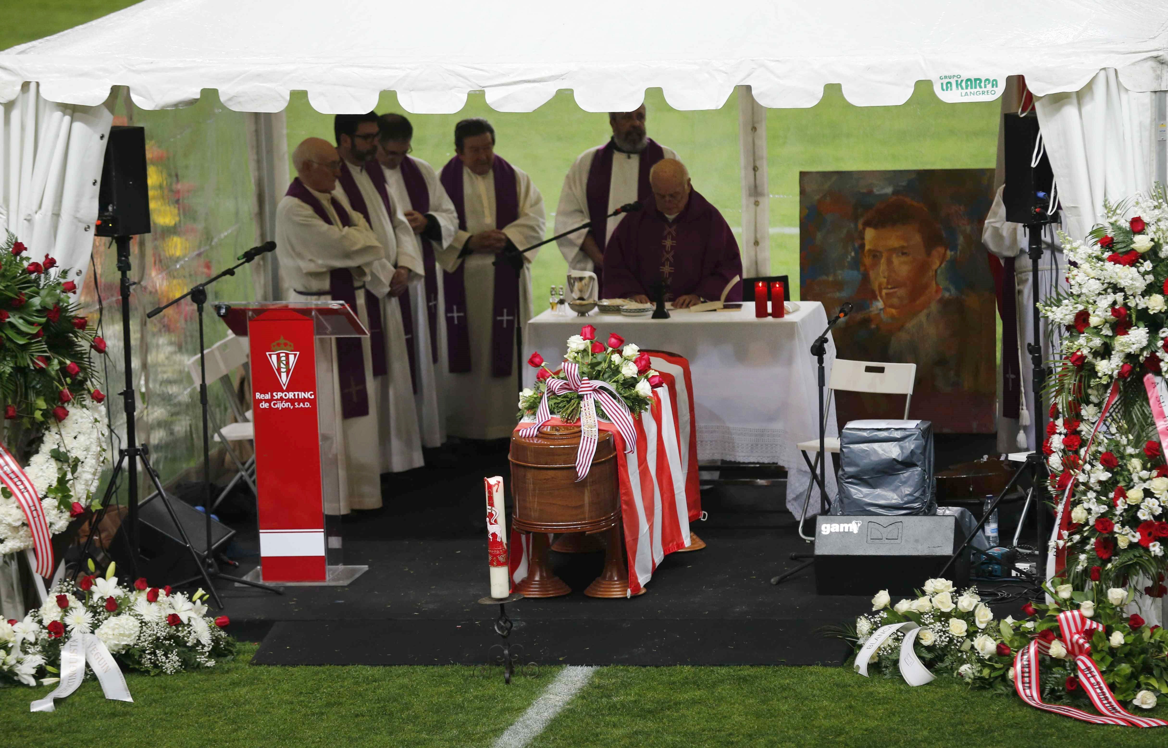 'Quini' es enterrado en Avilés junto a su hermano Jesús 'Quini' es enterrado en Avilés junto a su hermano Jesús