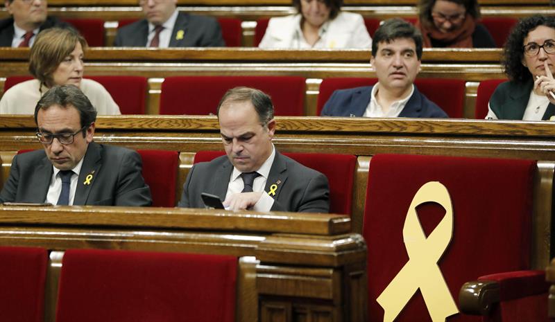 El Parlament aprueba la resolución presentada por JxCat en la que se denuncia la destitución "ilegal" de Puigdemont y se avala el 1-O El Parlament aprueba la resolución presentada por JxCat en la que se denuncia la destitución "ilegal" de Puigdemont y se avala el 1-O