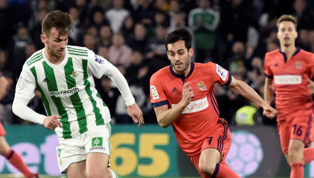 Juanmi y Fabián Ruiz pugnan por el balón durante el Betis - Real Sociedad