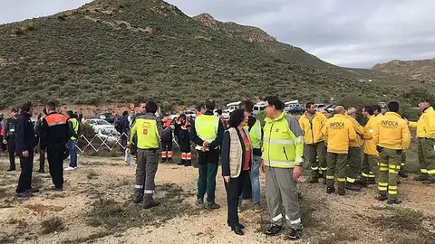 Un amplio dispositivo de búsqueda intenta localizar al niño de 8 años cuyo rastro se perdió el martes en Las Hortichuelas. Un amplio dispositivo de búsqueda intenta localizar al niño de 8 años cuyo rastro se perdió el martes en Las Hortichuelas.