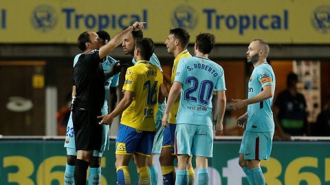 Los jugadores de Las Palmas y Barcelona protestan ante Mateu Lahoz