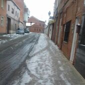 La dificultad de caminar ayer, por algunas calles de la capital, es noticia destacada en nuestro informativo