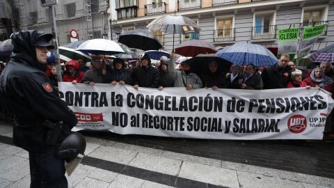 Centenares de jubilados exigen bajo la lluvia una subida digna de su pensi&oacute;n