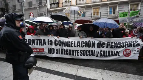 Centenares de jubilados exigen bajo la lluvia una subida digna de su pensión Centenares de jubilados exigen bajo la lluvia una subida digna de su pensión