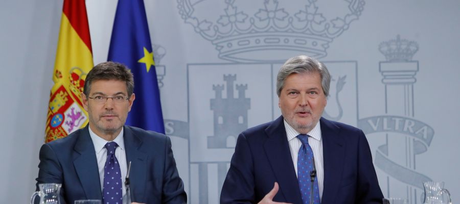 El ministro de Educación y portavoz del Gobierno, Iñigo Méndez de Vigo, acompañado por el ministro de Justicia, Rafael Catalá, El ministro de Educación y portavoz del Gobierno, Iñigo Méndez de Vigo, acompañado por el ministro de Justicia, Rafael Catalá,