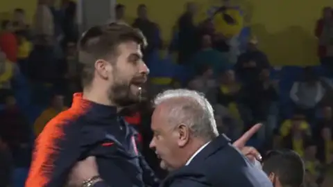 El enfado de Piqué con Mateu Lahoz El enfado de Piqué con Mateu Lahoz